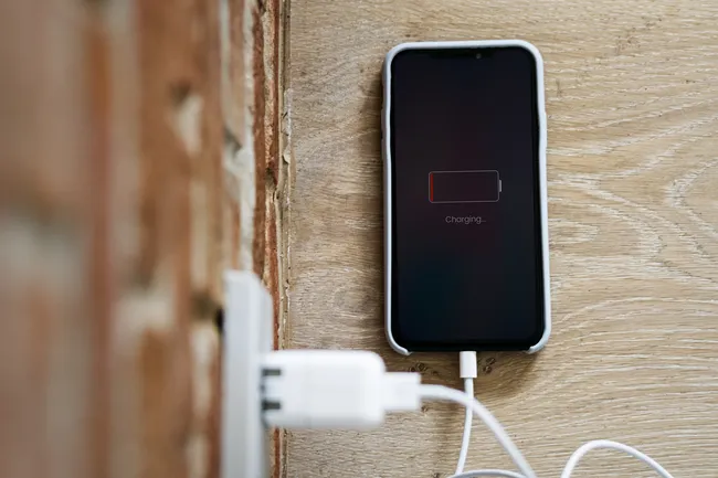 Самые полезные лайфхаки, которые сохранят заряд батареи вашего телефона: видео