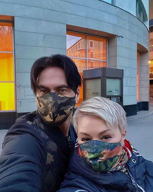 Катя Лель с мужем в защитных масках