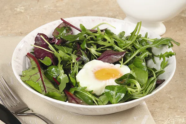 Салат с яйцом — пашот