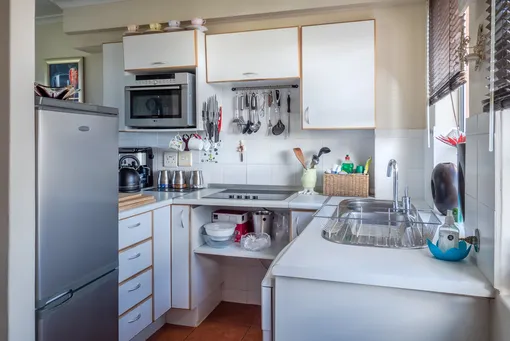 В маленькой кухне особенно соблазнительно задействовать столешницу холодильника