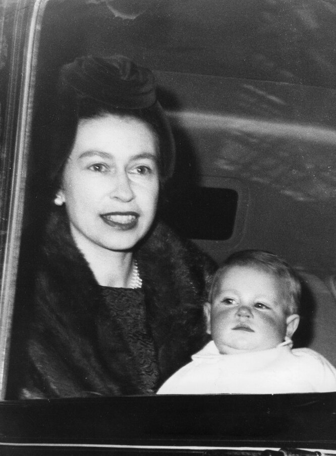 Королева Елизавета II и принц Эдвард, январь 1965 года Королева Елизавета II и принц Эдвард, январь 1965 года