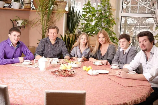 Варвара с мужем Михаилом Сусовым, сыновьями Ярославом, Василием, Сергеем и дочерью Варварой