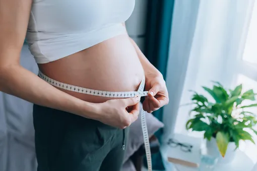 Запас жира на животе во время беременности нужен для защиты ребёнка