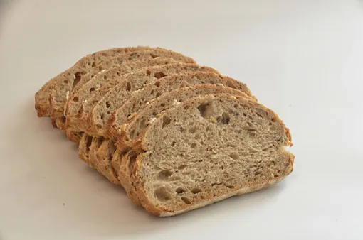 Хлеб нарезан кусочками фото