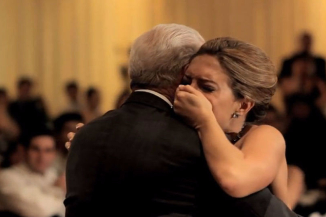 Двумя месяцами раньше отец невесты умер от рака. Но «танец отца и дочери» на ее свадьбе все равно состоялся