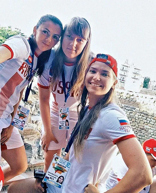 С подругами из сборной России по лёгкой атлетике на чемпионате мира в Болгарии, 2016 год (Анастасия крайняя справа)