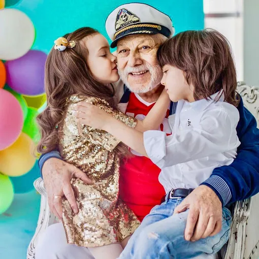 Отец Филиппа Киркорова — Бедрос Киркоров — с внуками
