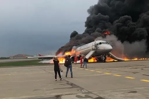 11 человек погибло при экстренной посадке самолета в Шереметьево