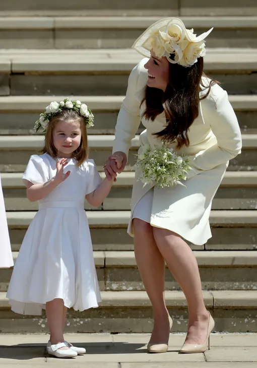 Принцесса Кэтрин с принцессой Шарлоттой покидают часовню Святого Георгия в Виндзорском замке после свадьбы принца Гарри и Меган Маркл