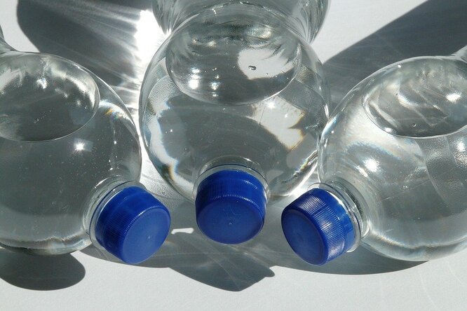 Пожарные предупреждают: никогда не оставляйте в машине пластиковые бутылки с водой