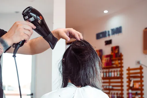 Как сушить волосы феном