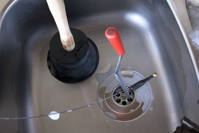 3 способа прочистить засор в раковине и сливе ванны