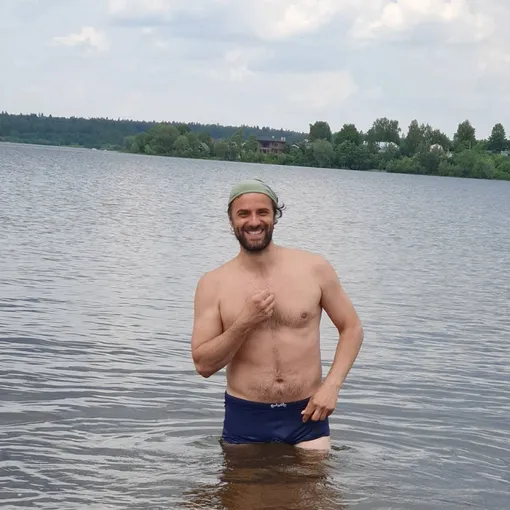 Максим Радугин плавает в реке