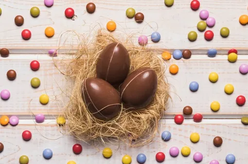 Шоколадные яйца, завернутые в красивую ткань, могут стать оригинальным подарком
