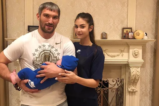 Супруга Александра Овечкина показала стройную фигуру спустя три месяца после рождения первенца