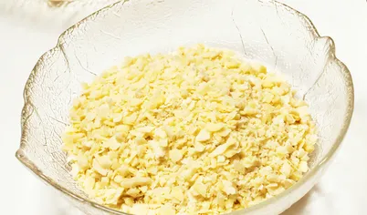 Почистите яйца, отделите белки от желтков. Натрите на крупной терке все белки и один желток. Оставшиеся желтки натрите в отдельную тарелку.