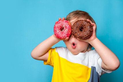 Как научить ребёнка есть меньше сладкого: 6 простых советов