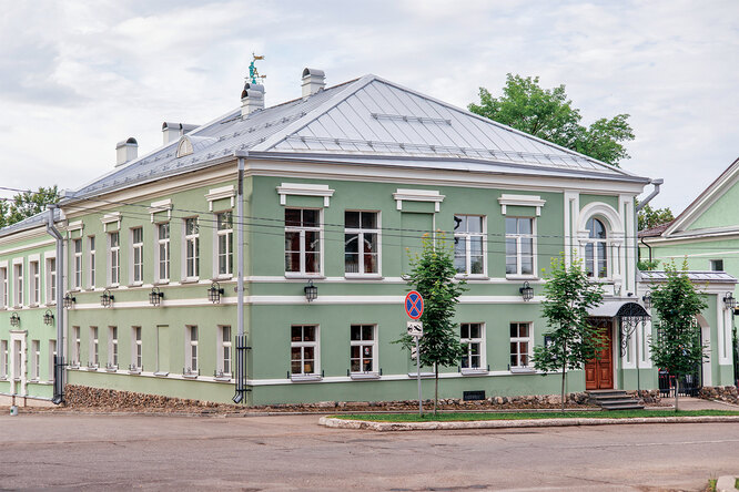 1857-й – год постройки усадьбы Митрофановых. Ее реконструкция длилась восемь лет и завершилась в год 160-летия дома. 1857-й – год постройки усадьбы Митрофановых. Ее реконструкция длилась восемь лет и завершилась в год 160-летия дома.