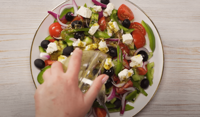 Последний и самый простой шаг: выкладываем нарезанные овощи в большую миску. Заправку добавляем непосредственно перед подачей, перемешиваем греческий салат и посыпаем сверху свежемолотым чёрным перцем.
Последний и самый простой шаг: выкладываем нарезанные овощи в большую миску. Заправку добавляем непосредственно перед подачей, перемешиваем греческий салат и посыпаем сверху свежемолотым чёрным перцем.