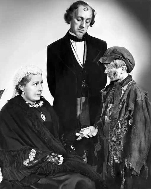Кадр из фильма «Жаворонок в грязи» (1950) с Ирен Данн в роли королевы Виктории и Эндрю Рэем в роли Мальчишки Джонса. (20th Century Fox)