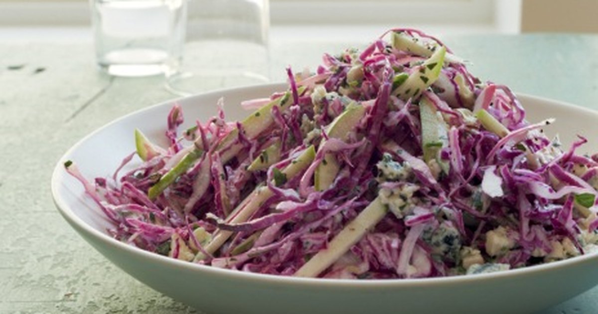 Салат синяя капуста с майонезом. Салат с синей капустой. Капуста салатная синяя. Салат из синей капусты. Салат с синей капустой рецепт простой.