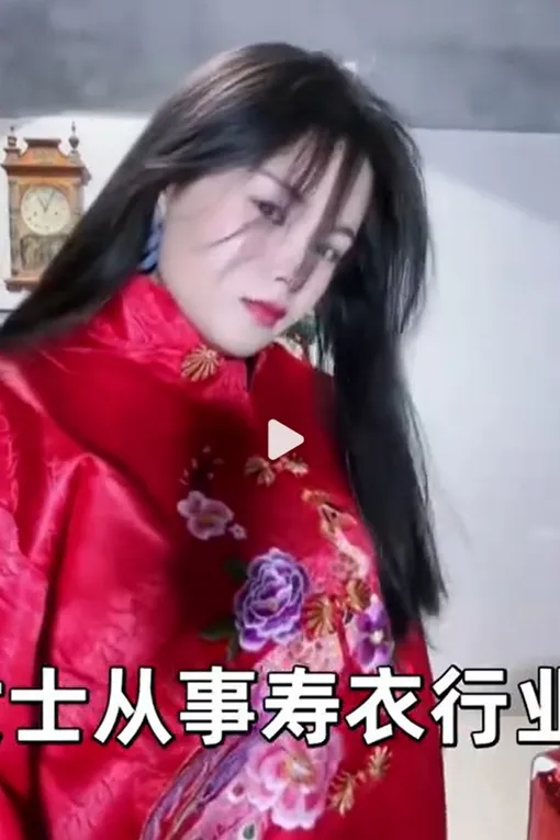 Китаянка дефилирует в «свадебном» красном наряде для похорон