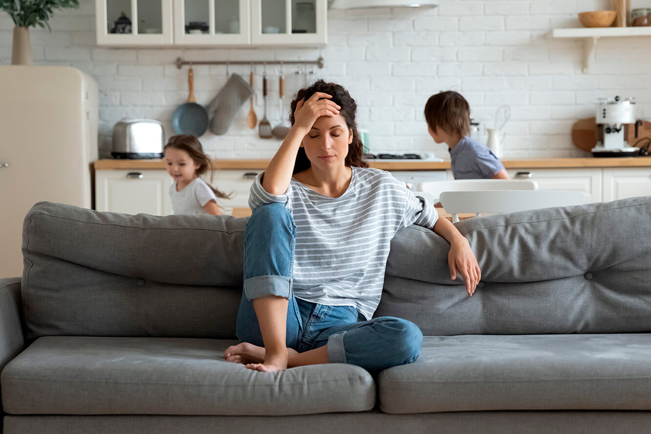 Como sentarse correctamente en un sofa