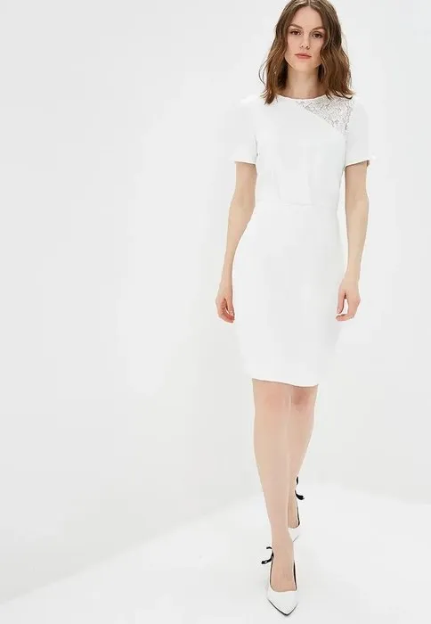 модель в белом платье