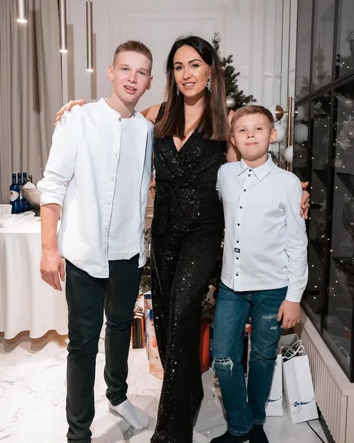 Екатерина Малафеева с сыновьями Максимом и Алексом