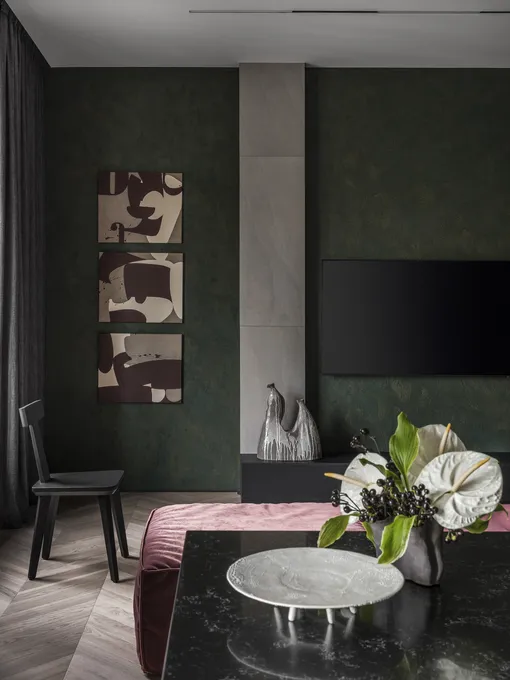 Несмотря на то, что преобладающим цветом в квартире является изумрудный, решили разнообразить интерьер и добавить акцентный диван в вишневом оттенке.