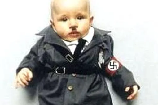 Мать превратила младенца в Гитлера