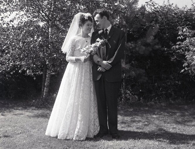 Крис и Линди Дэйт на свадьбе в 1963 году