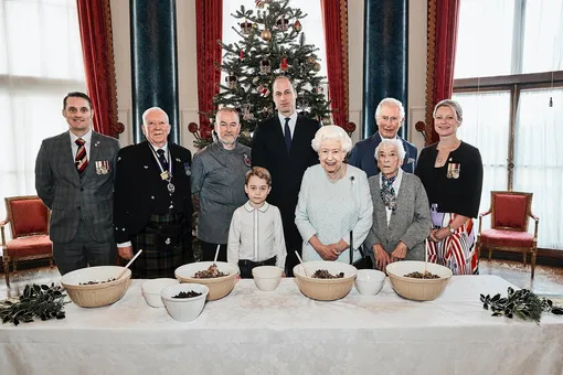 британская королевская семья за столом