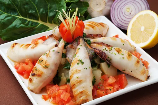 Рецепт салата с фаршированными кальмарами
