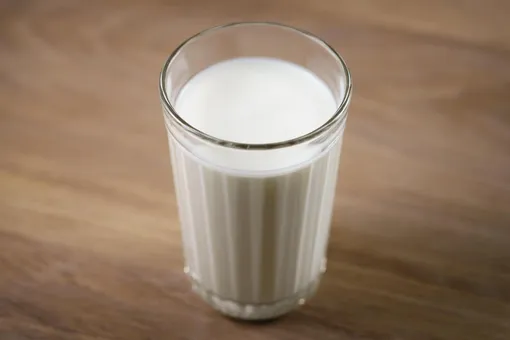 Молоко в граненом стакане