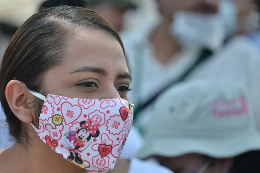 Надеваем, снимаем, стираем: правила ухода за многоразовыми масками