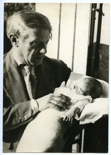 Пабло Пикассо с дочерью Майей