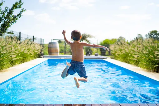 Личный курорт: как установить бассейн на даче