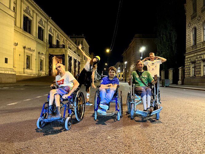 Как стать волонтёром на год и найти семью: история Сони и Влада