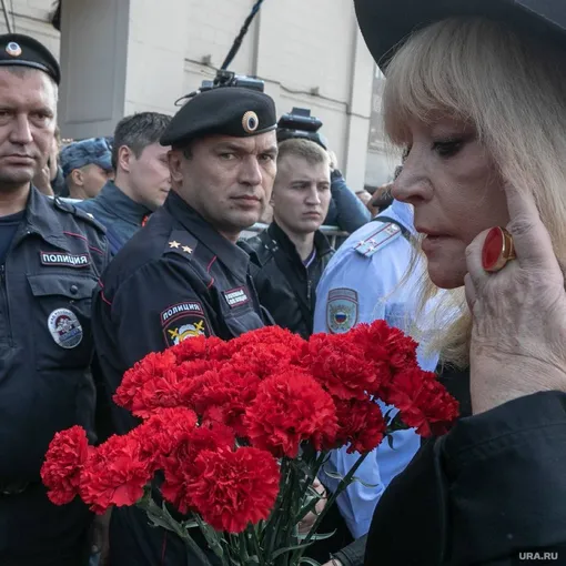 Алла Пугачёва на похоронах Валентина Юдашкина