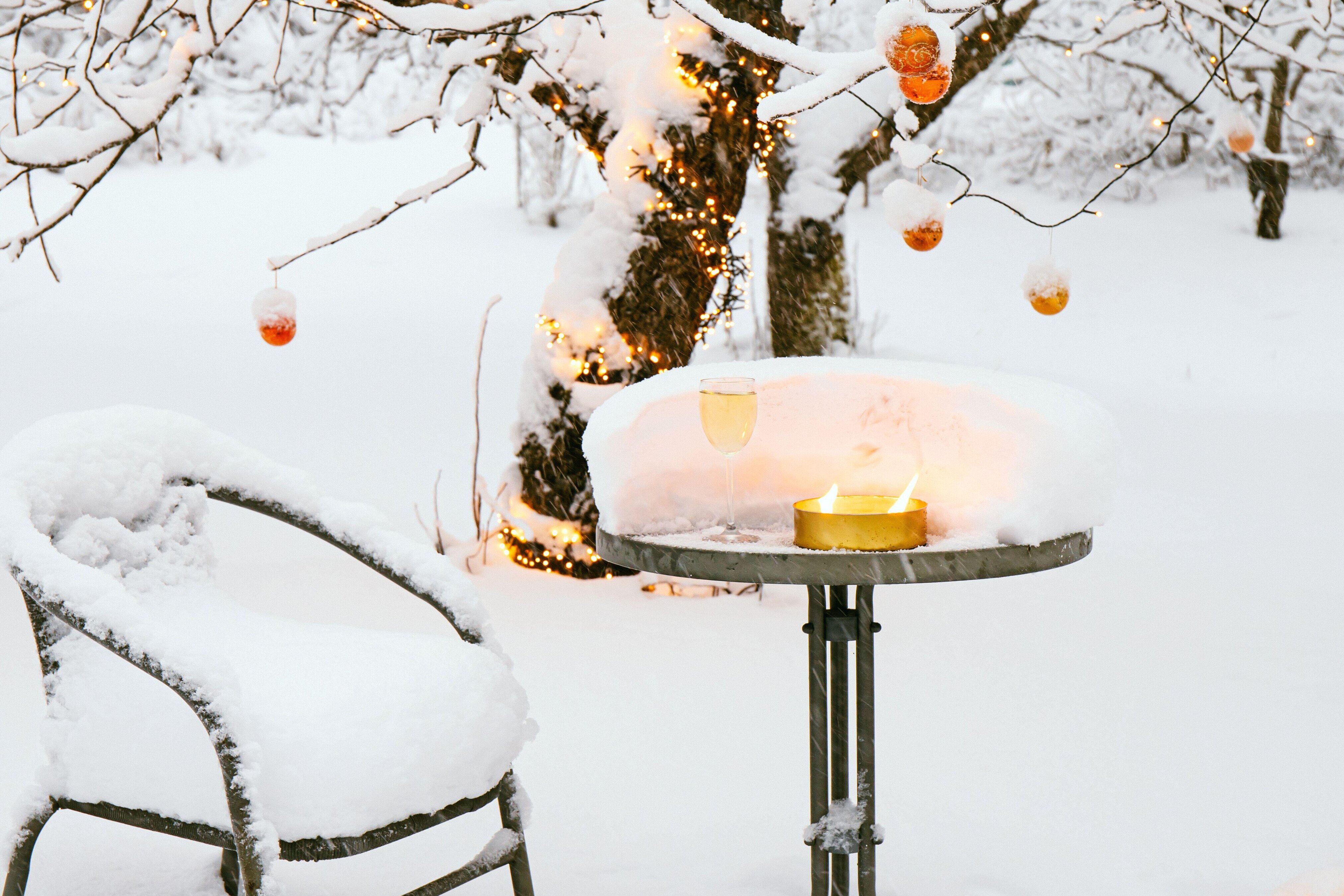 сугробы в лесу. девушка с лопатой. как правильно снежная. снежные постройки горки. как правильно снежная.