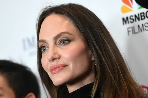 Скулы Анджелины Джоли вдохновляют бьюти-блогеров до сих пор