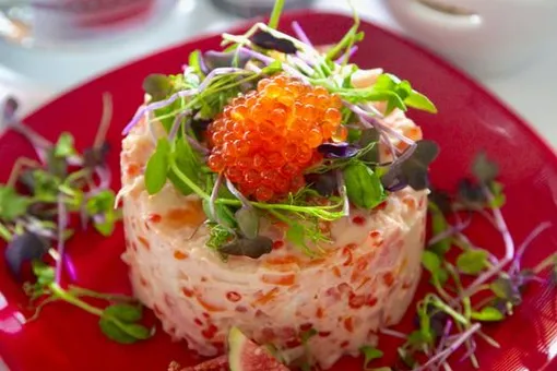 Элегантный салат с красной икрой: ещё одна супер идея для Новогоднего стола