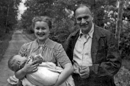 Людмила Целиковская с Каро Алабяном и сыном Александром