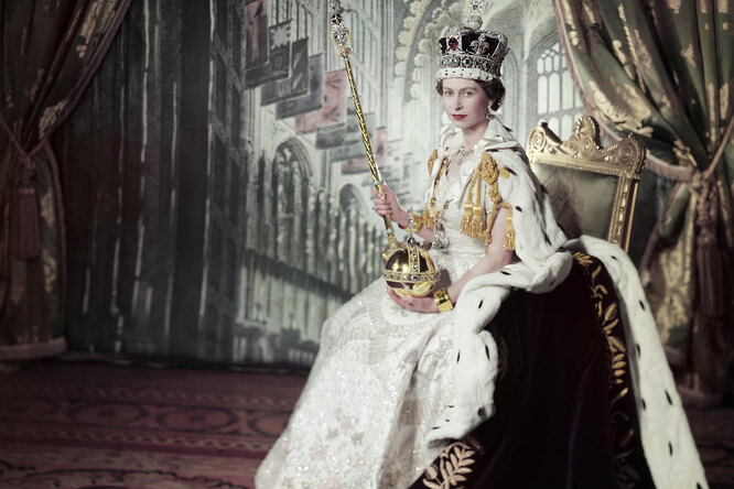 Туфли с секретом: чем была уникальна коронационная обувь Елизаветы II