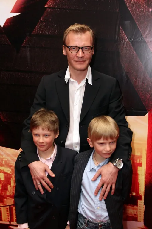 Алексей Серебряков с приемными сыновьями, 2011 год