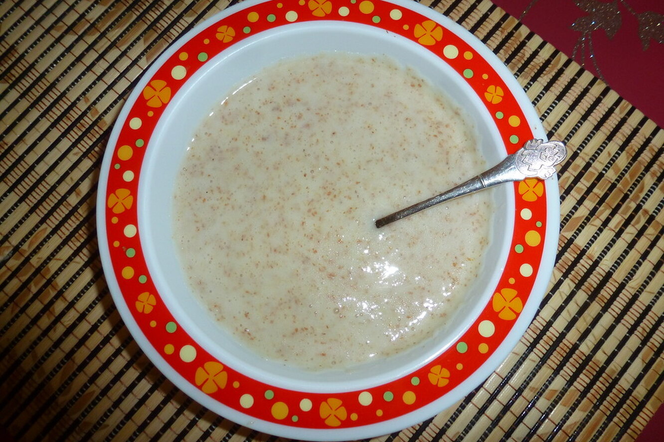 Ложка с кашей. Овсянка 5 ложек. Шоколадная овсянка. Овсянка в кефире с какао. Каша овсяная с орешками.