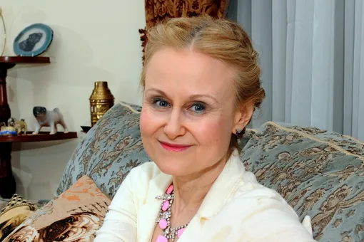 «Платье широковато в талии»: Дарья Донцова повторила снимок 15-летней давности