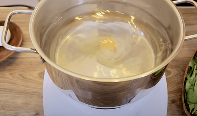 Варите яйцо 3-3,5 минуты, чтобы белок затвердел. 
