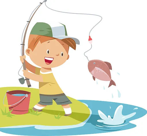 мальчик удочкой выдергивает из воды рыбку, рядом ведро с водой
